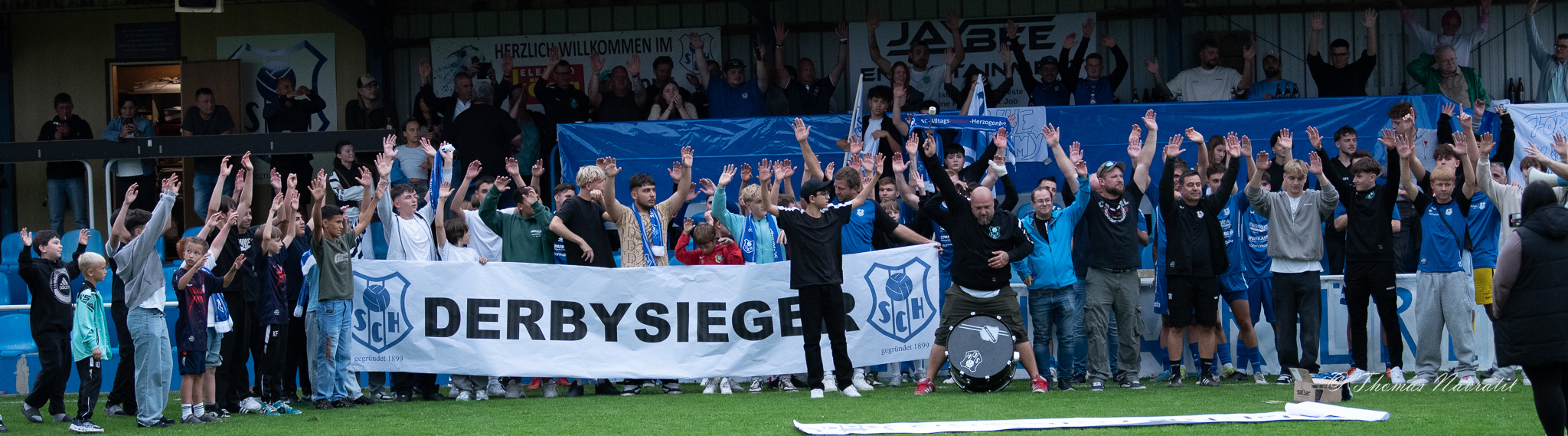 Fans des SC Herzogenburg u0022Blue armyu0022 feiern den Heimsieg gegegn den ASV Statzendorf, Herbst 2025, Foto von Thomas Navratil
